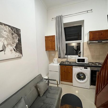 Modern Studios Queenspark London Phòng bức ảnh