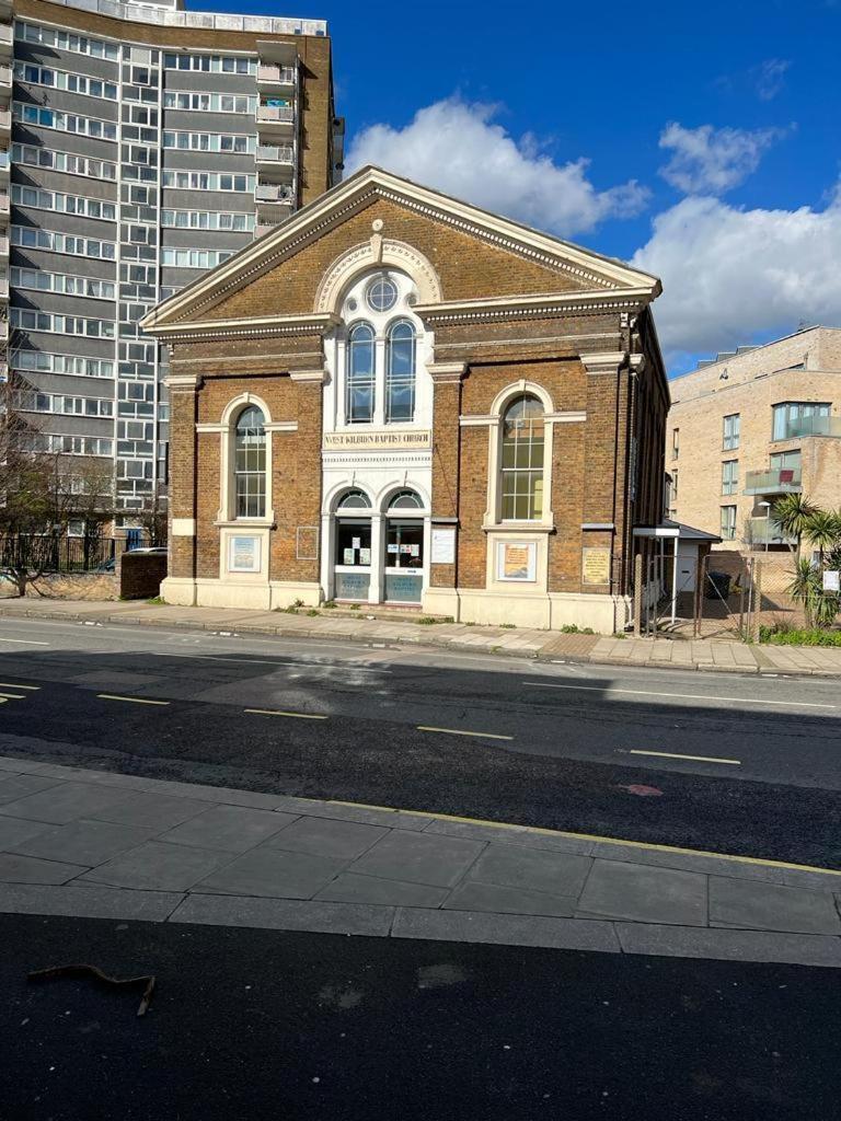 Modern Studios Queenspark London Ngoại thất bức ảnh