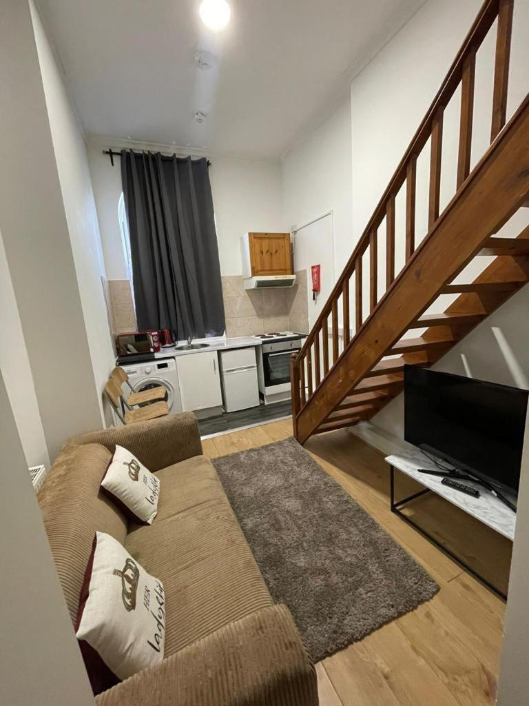 Modern Studios Queenspark London Ngoại thất bức ảnh