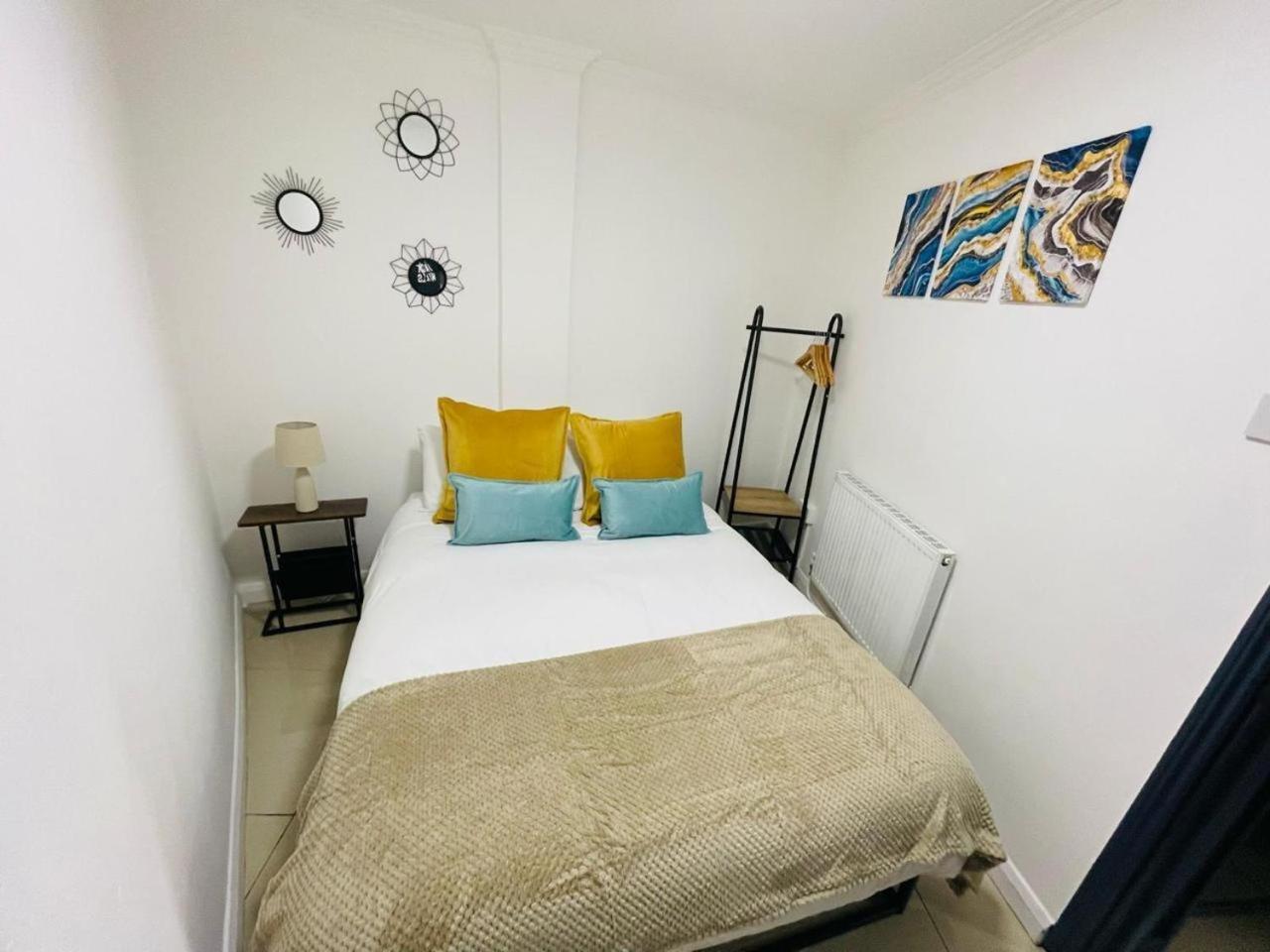 Modern Studios Queenspark London Phòng bức ảnh