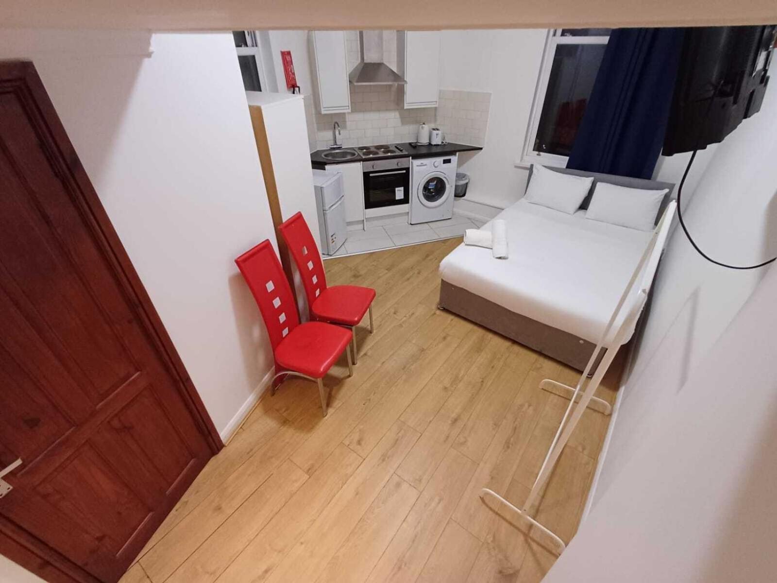 Modern Studios Queenspark London Phòng bức ảnh