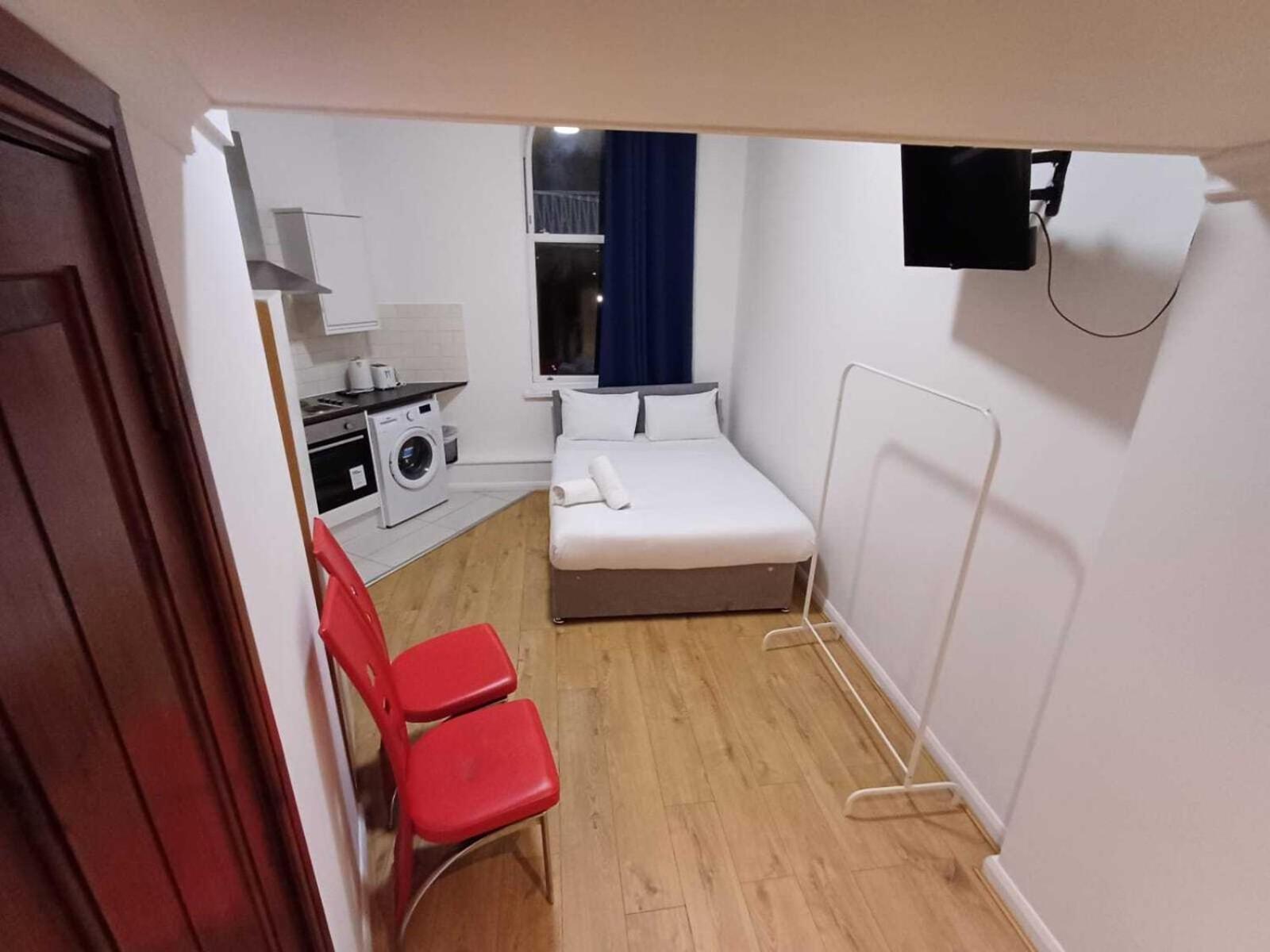 Modern Studios Queenspark London Phòng bức ảnh