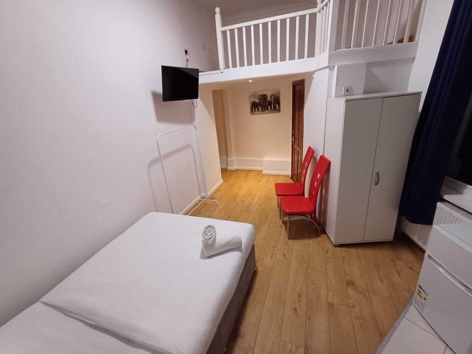 Modern Studios Queenspark London Phòng bức ảnh