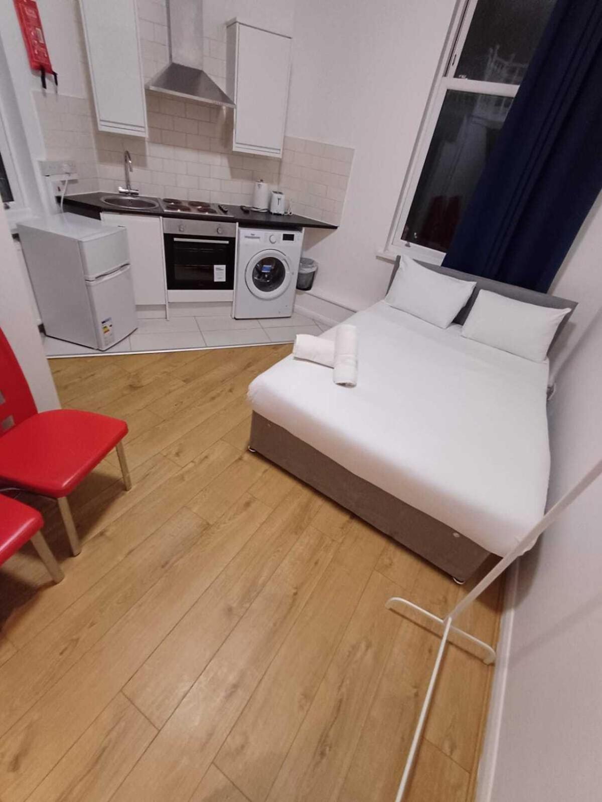 Modern Studios Queenspark London Phòng bức ảnh
