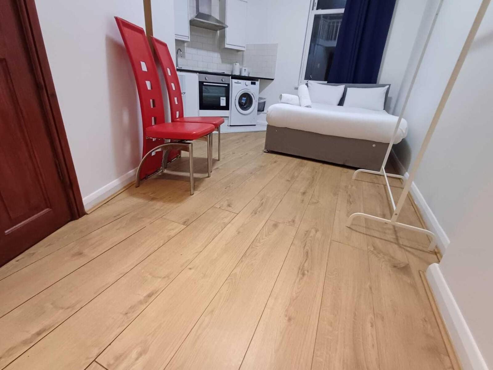 Modern Studios Queenspark London Phòng bức ảnh