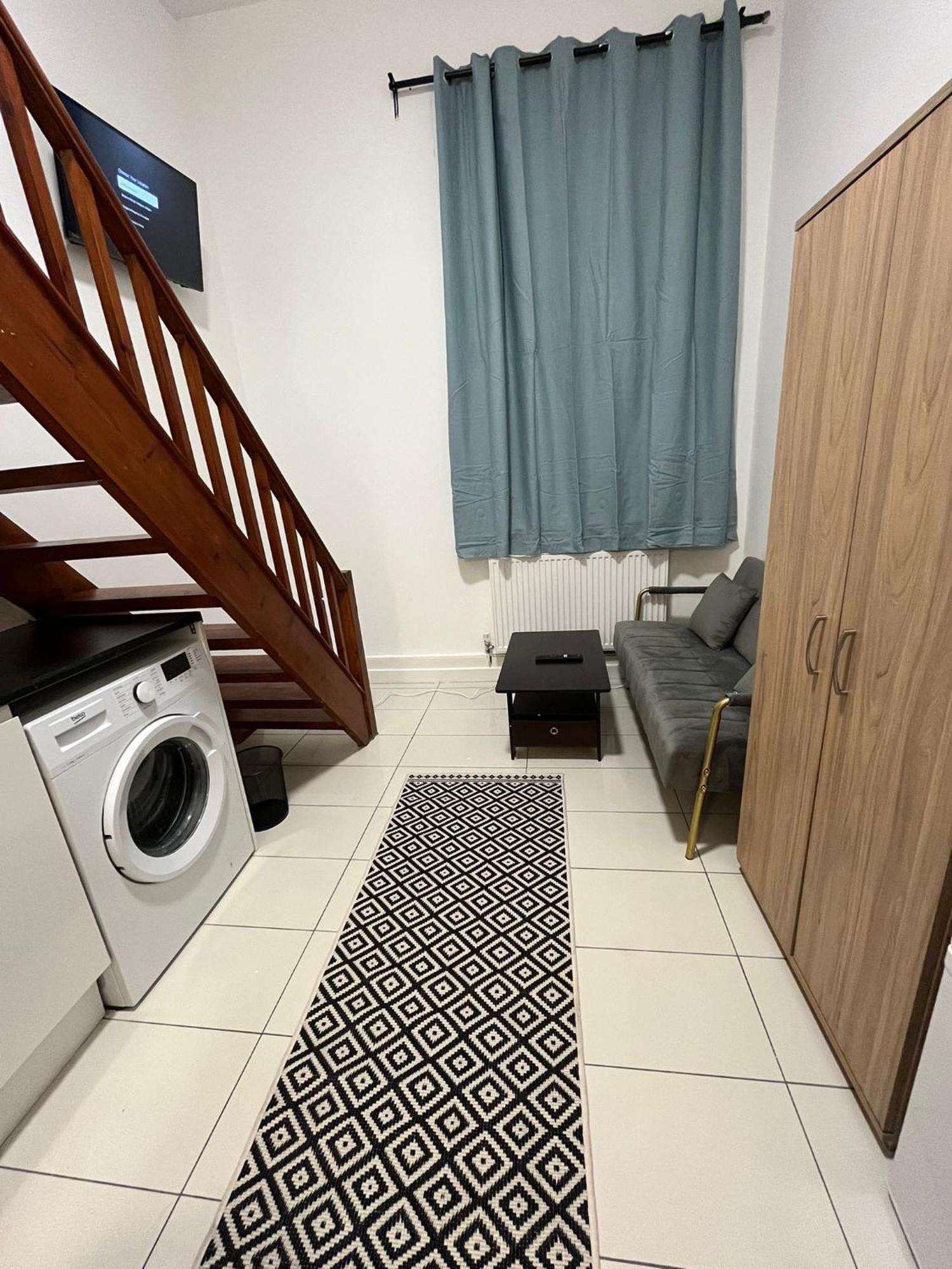 Modern Studios Queenspark London Phòng bức ảnh