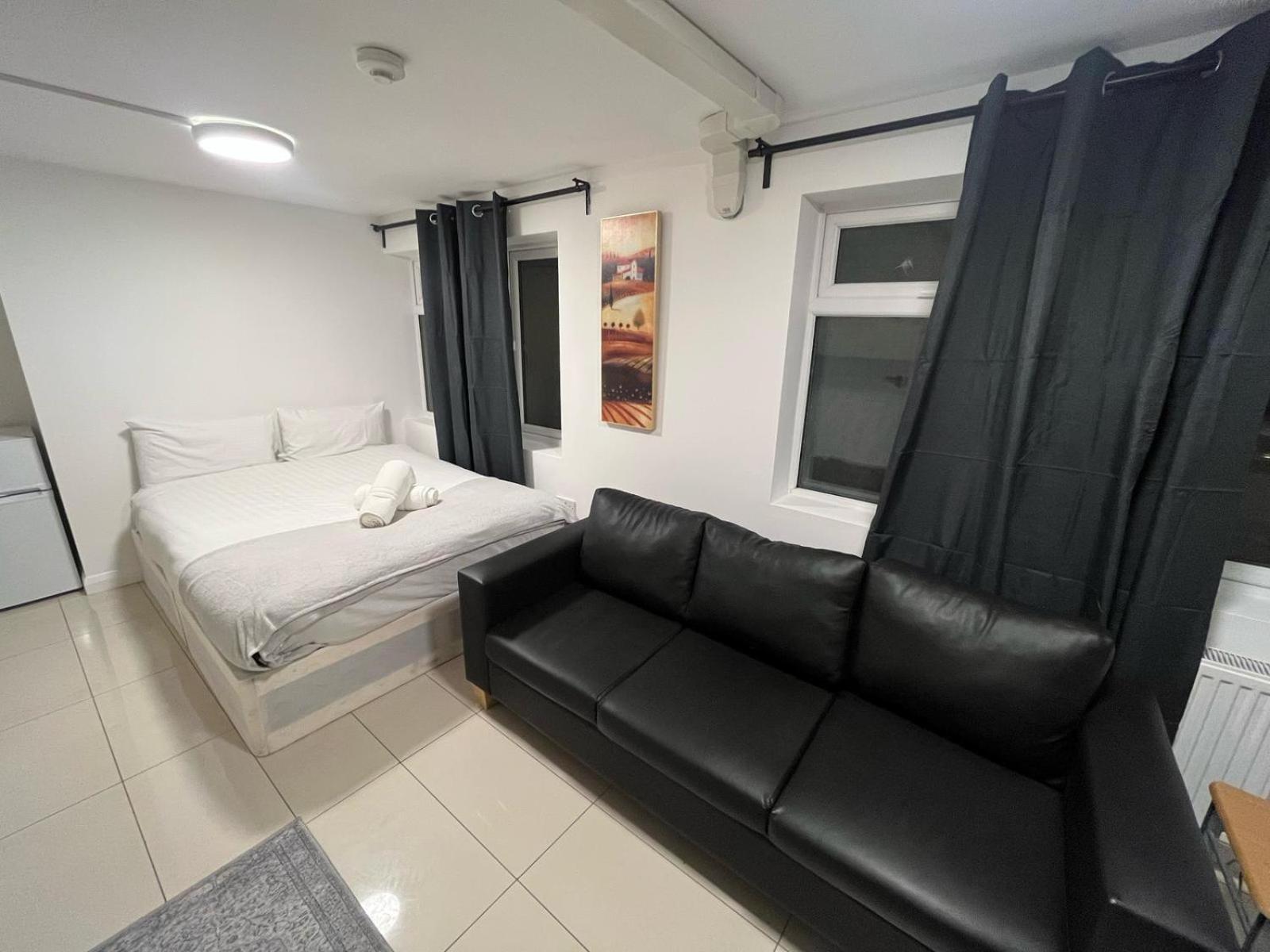 Modern Studios Queenspark London Phòng bức ảnh