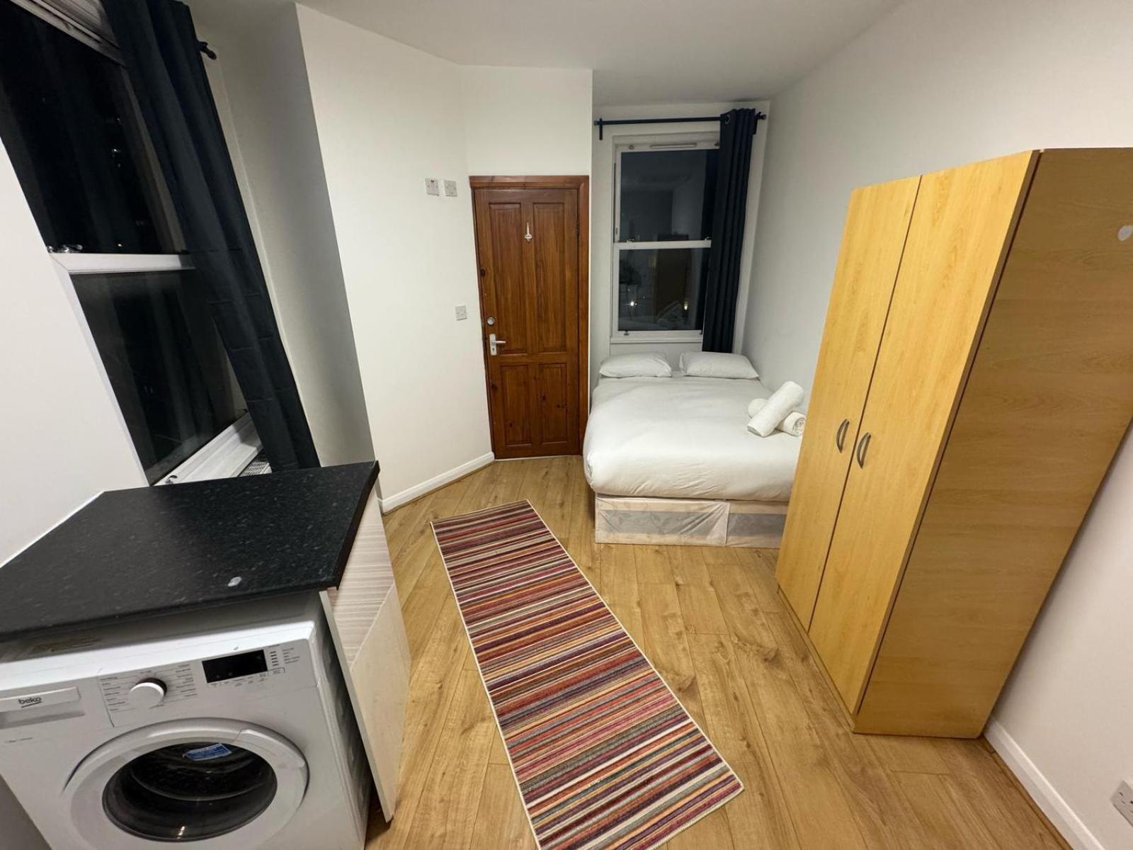 Modern Studios Queenspark London Phòng bức ảnh