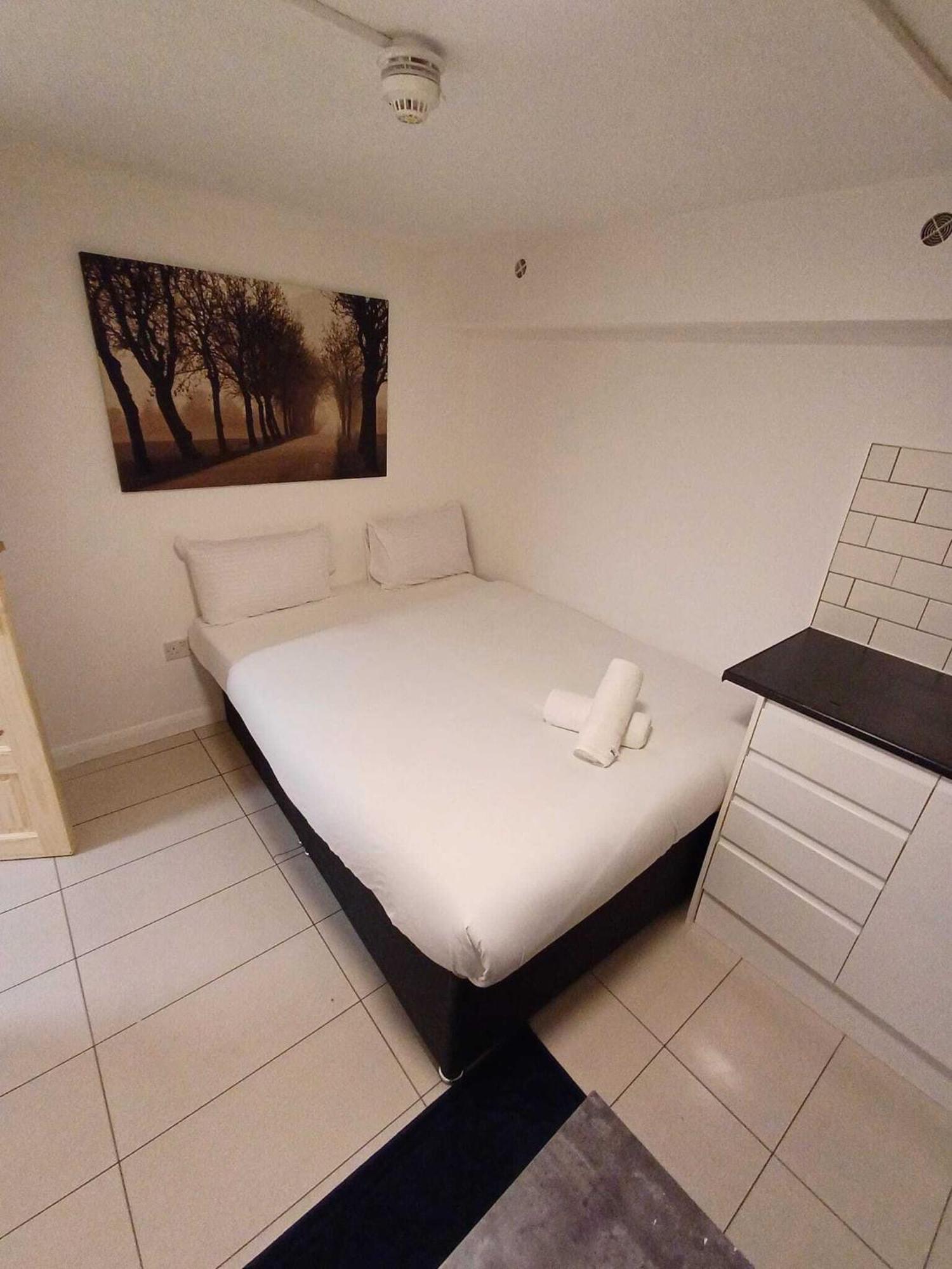 Modern Studios Queenspark London Phòng bức ảnh