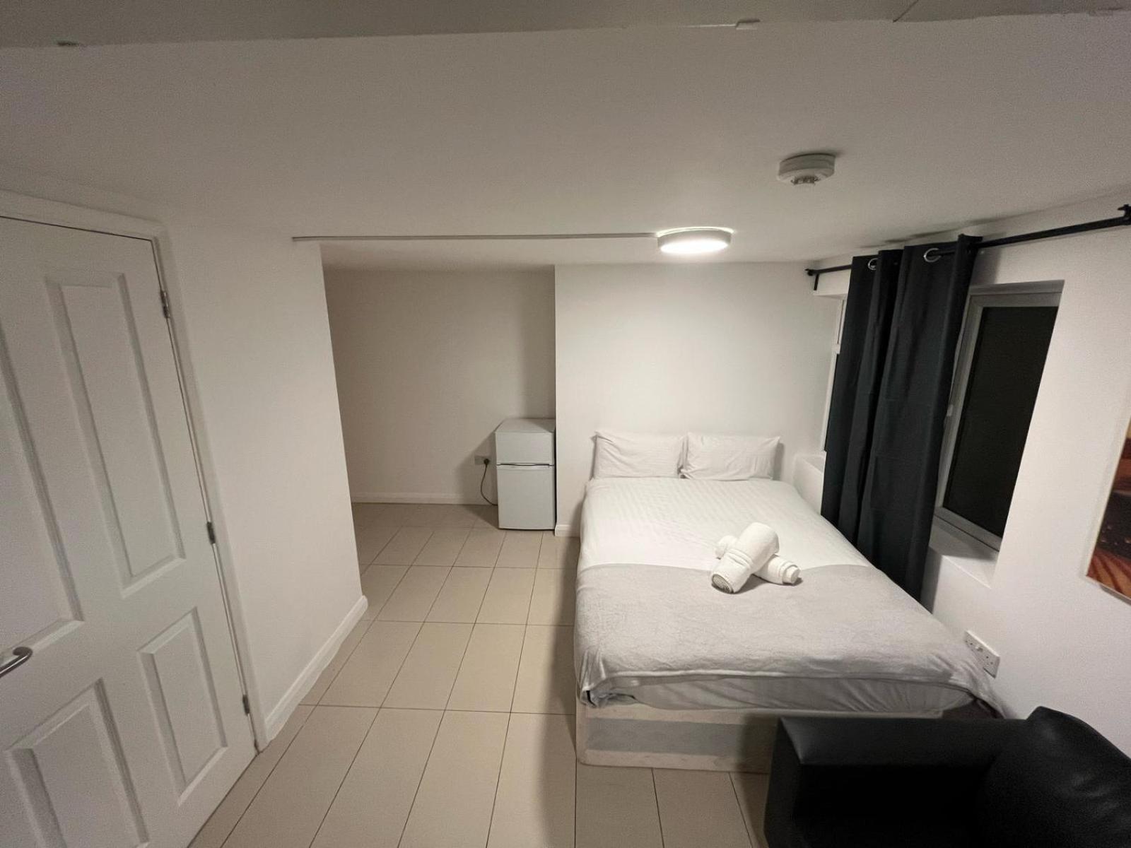 Modern Studios Queenspark London Phòng bức ảnh