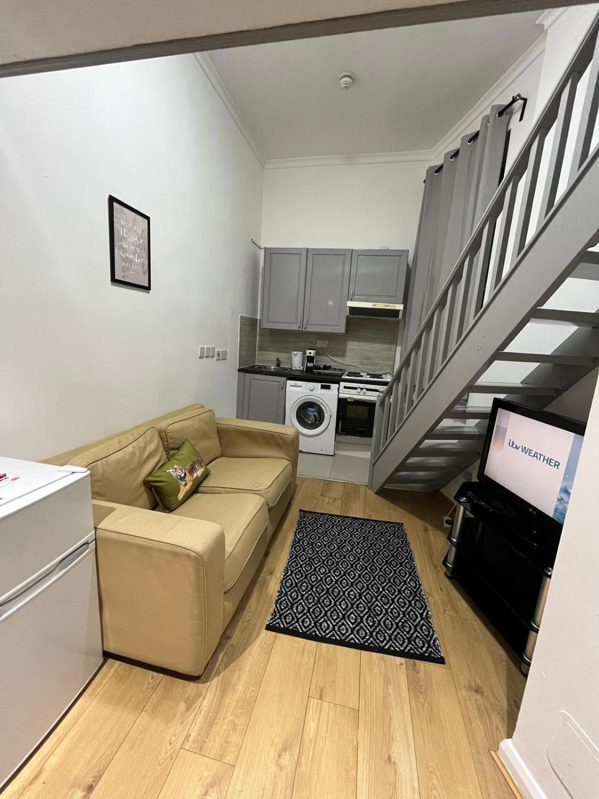 Modern Studios Queenspark London Phòng bức ảnh
