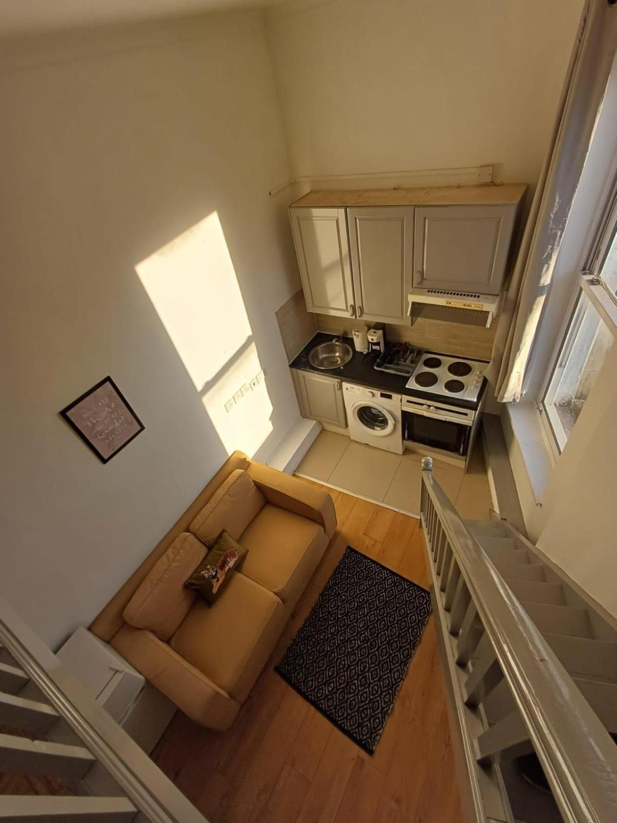Modern Studios Queenspark London Phòng bức ảnh